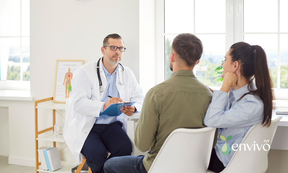 IVF sürecinde doktor ile görüşen çift, tüp bebek tedavisinde bilinçli karar süreci